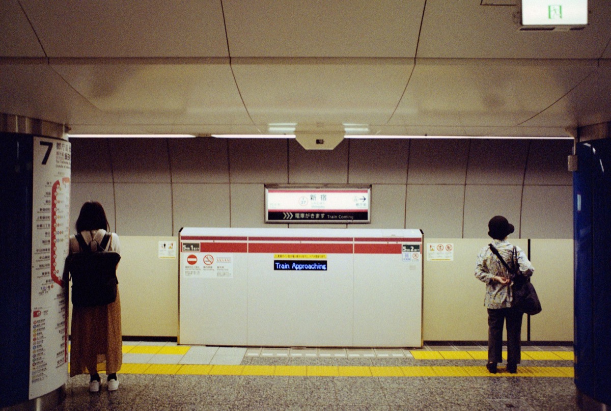 plataforma de trem no tokio