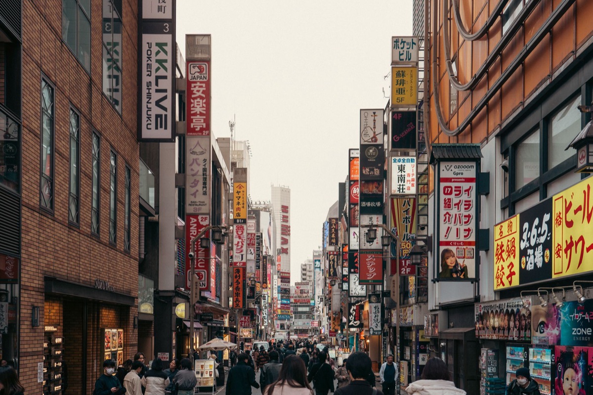 Vue de rue du Shinjuku district à Tokyo