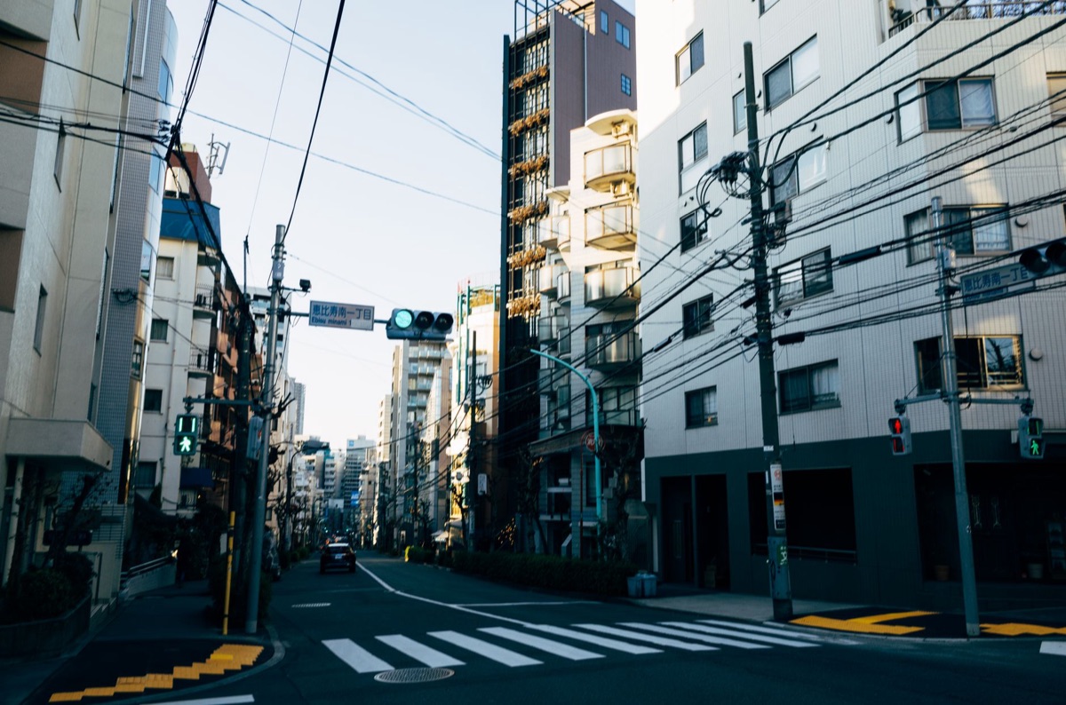 fachada de um prédio residencial em tokio
