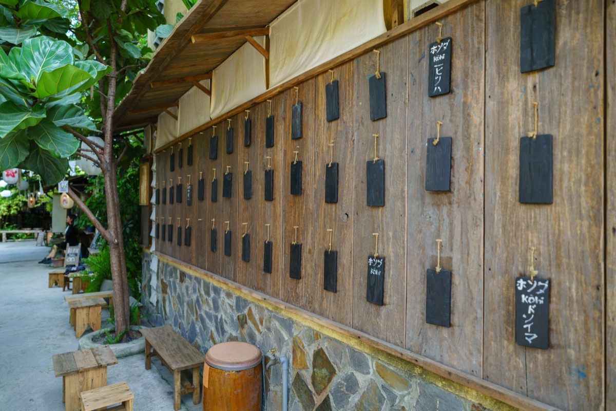 casa tradicional em tokio com sinal de 'ryokan'