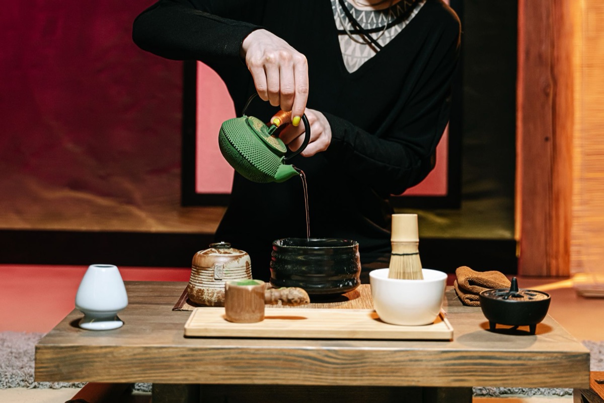 ceremonia de té tradicional en jardín