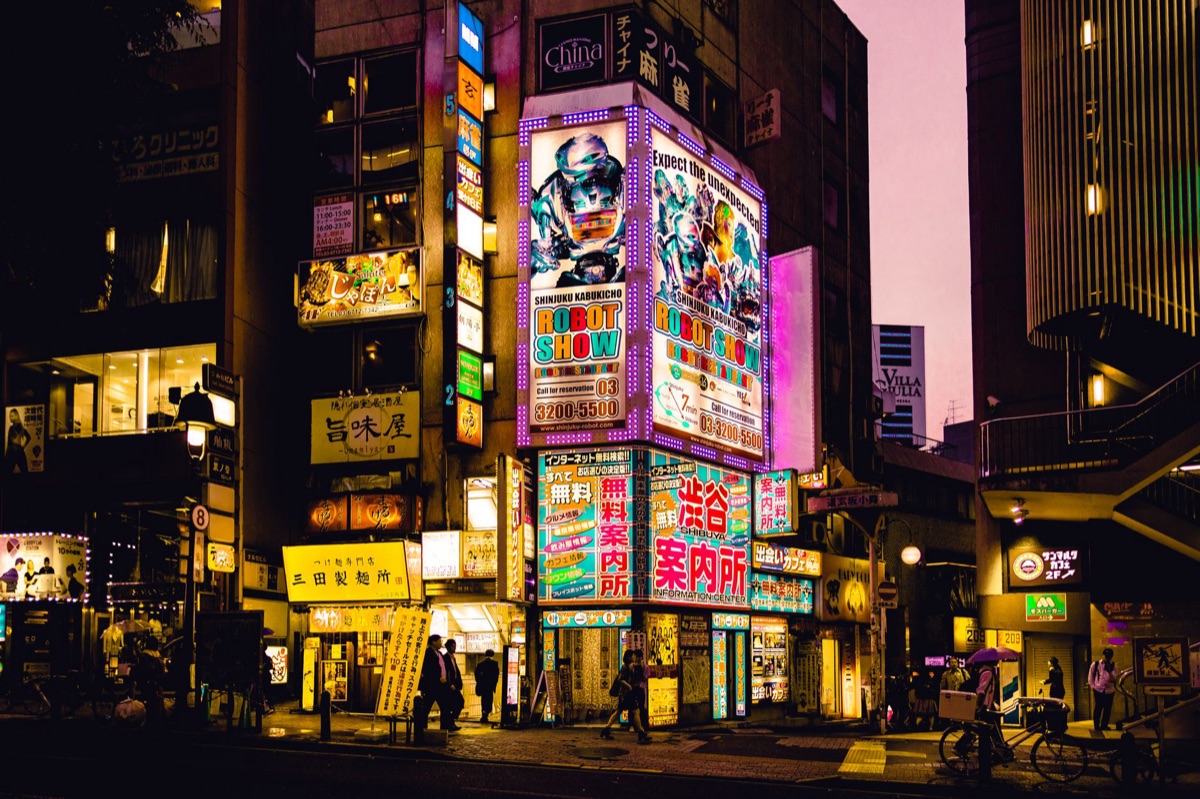 modern Tokyo straat met etiektekst