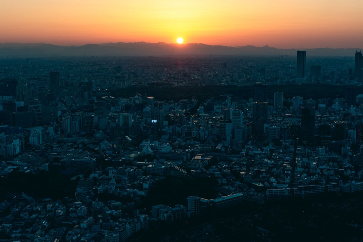tokyo office building met zon