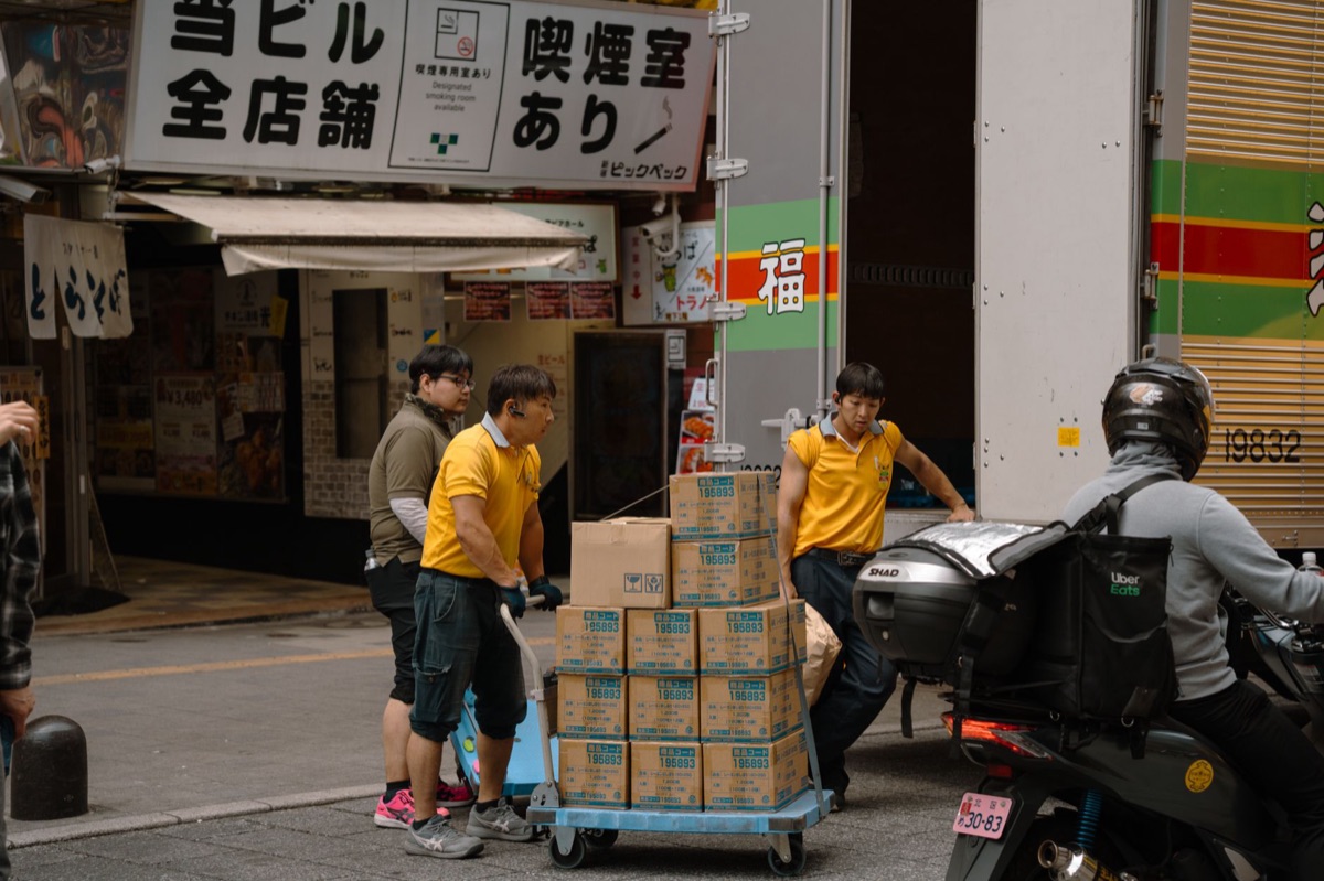 tokyo werknemer in kort sjaal