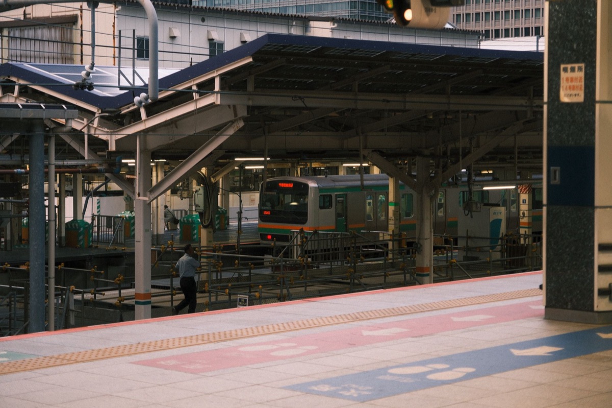 Estación de tren en Tokio con personas en ropa casual
