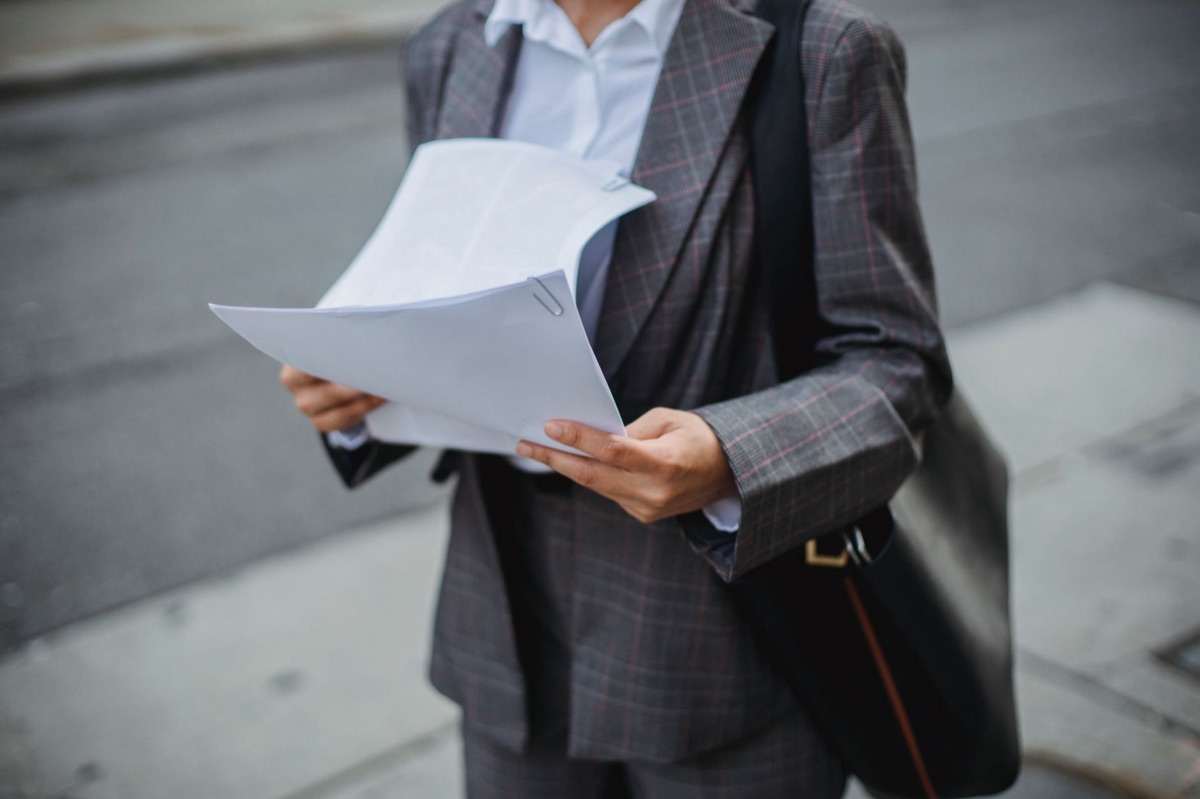 Employé en tenue professionnelle à Tokyo