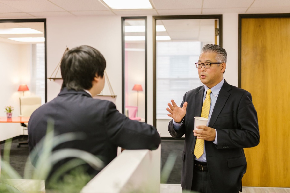 Colleagues en tenue professionnelle en Japon