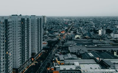 Hitze vs. Etikette: Kurze Hose in Tokio – Die Balance finden