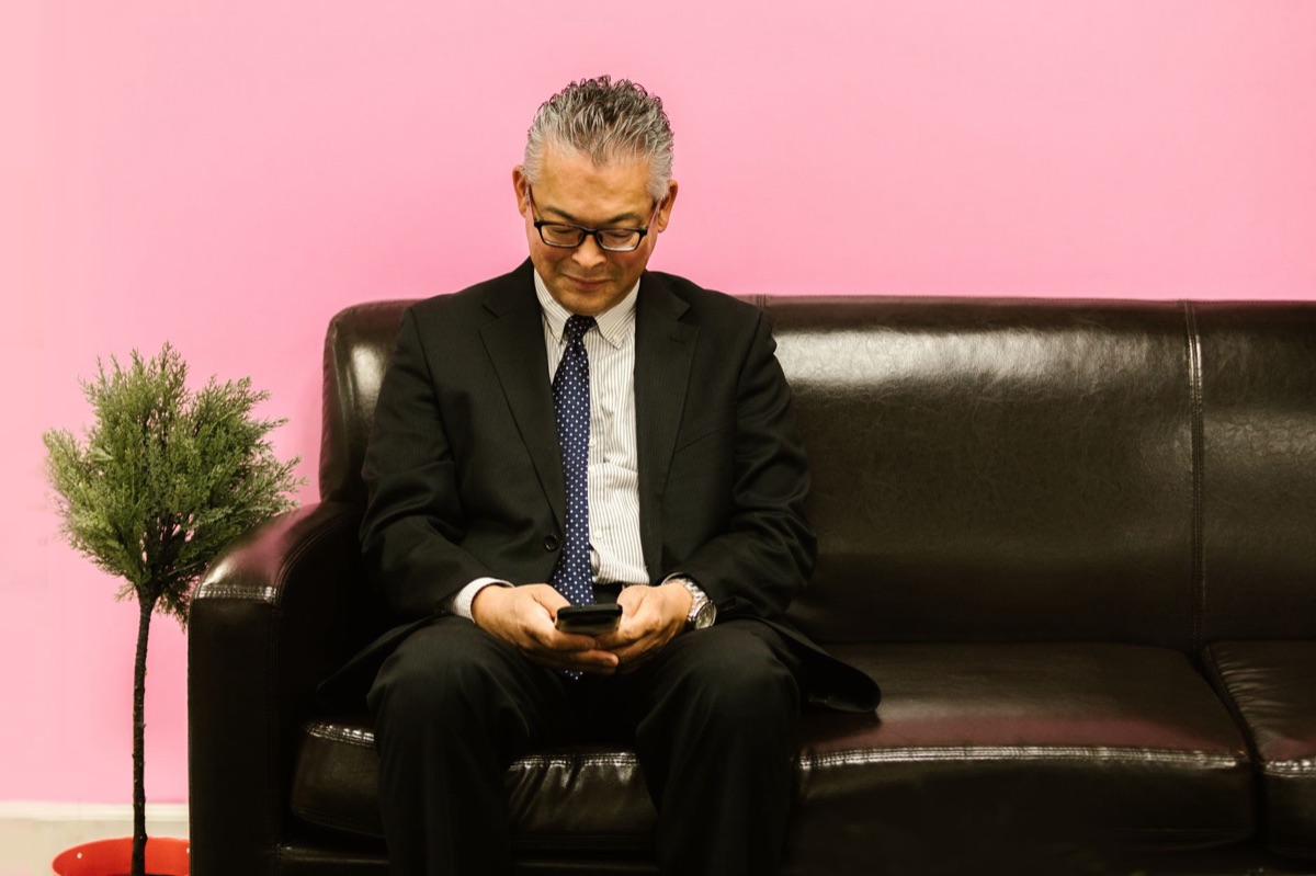 unidad b: hombre en traje de pantsuit en oficina de Tokio