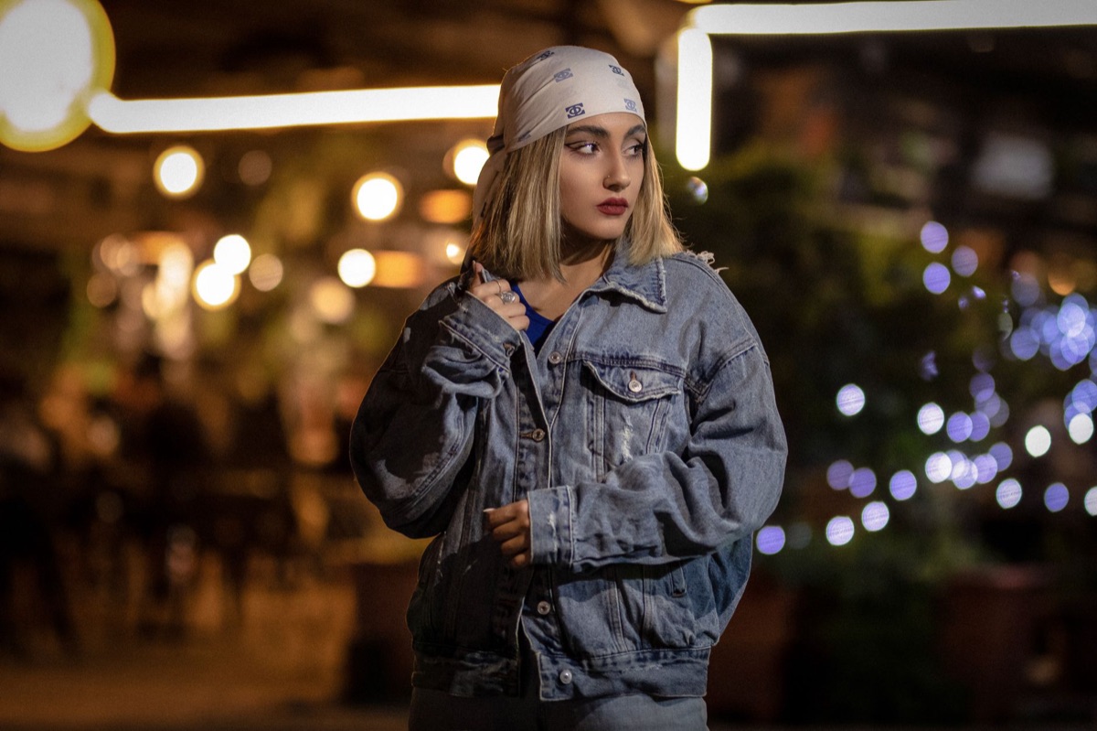 Un manteau en denim avec les manches repliées