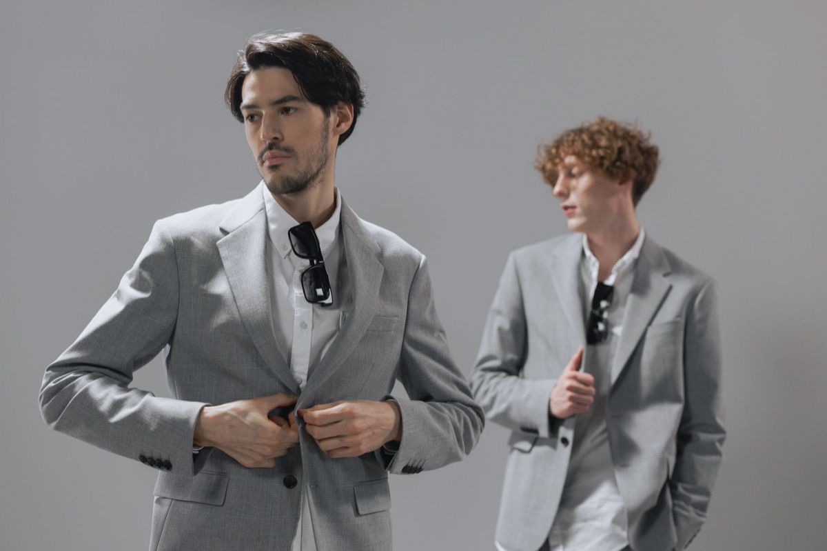 uomo in abito da ufficio a Tokyo