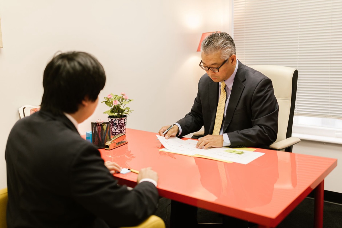uomo in abito da ufficio a Tokyo