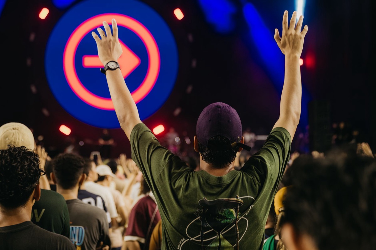 Guia turístico apontando para local de concerto em Tóquio