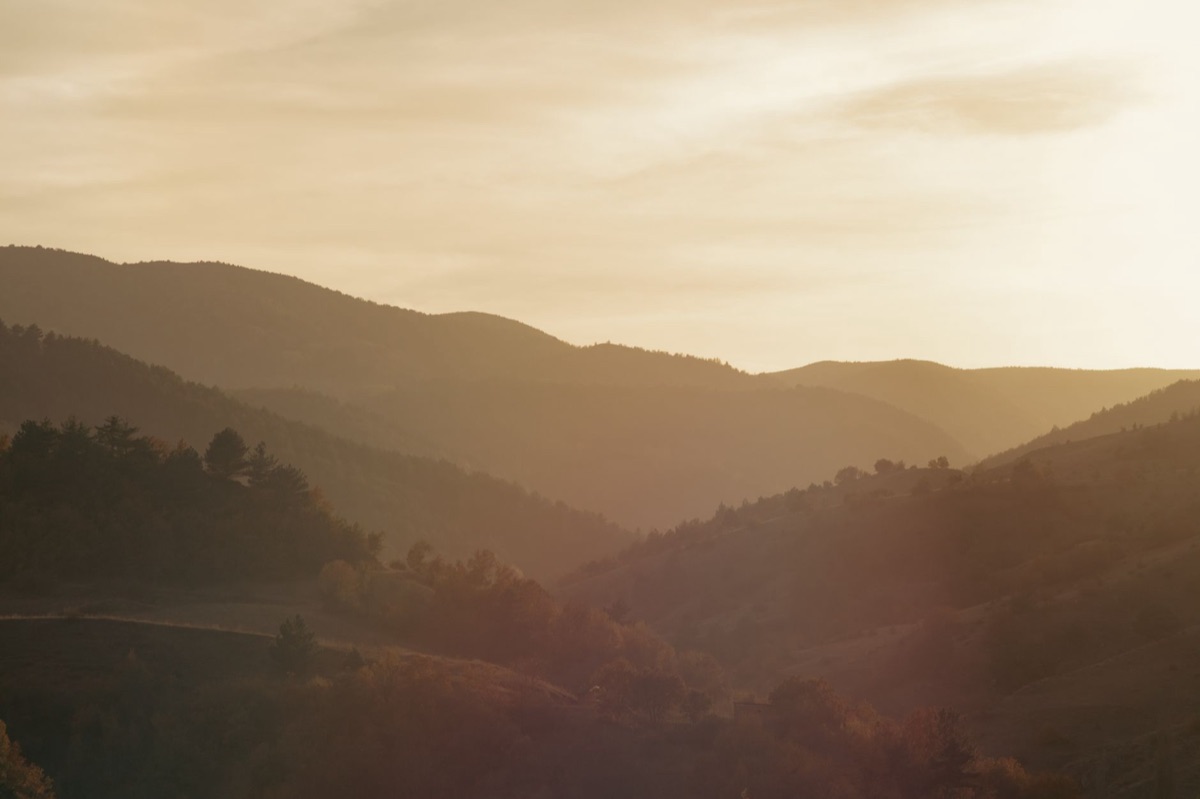 Ferne Bergkette im Golden Hour Licht