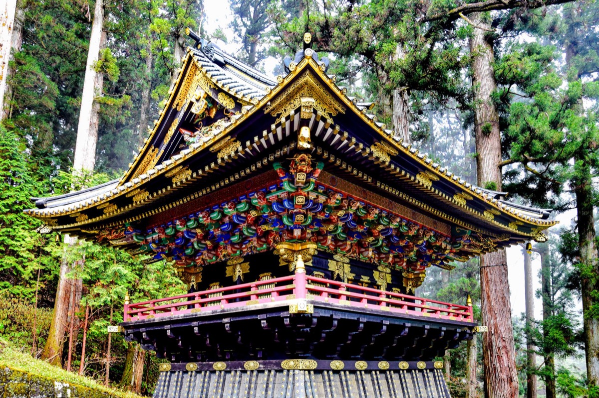 山間神社風景
