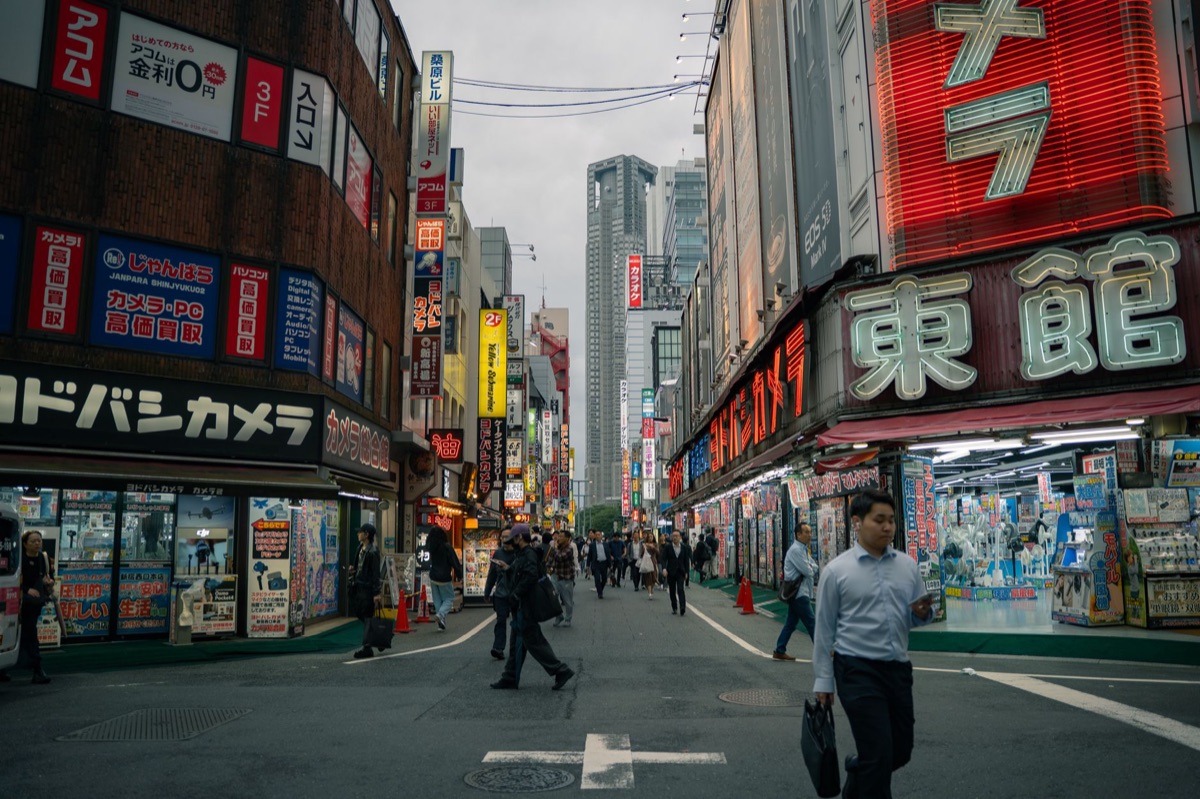 rue à tokyo avec magasins