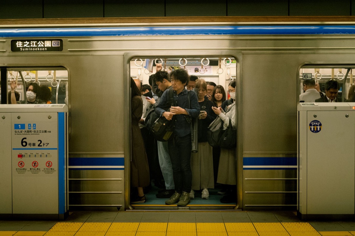 東京地鐵站內的乘客 waiting，無人與標誌