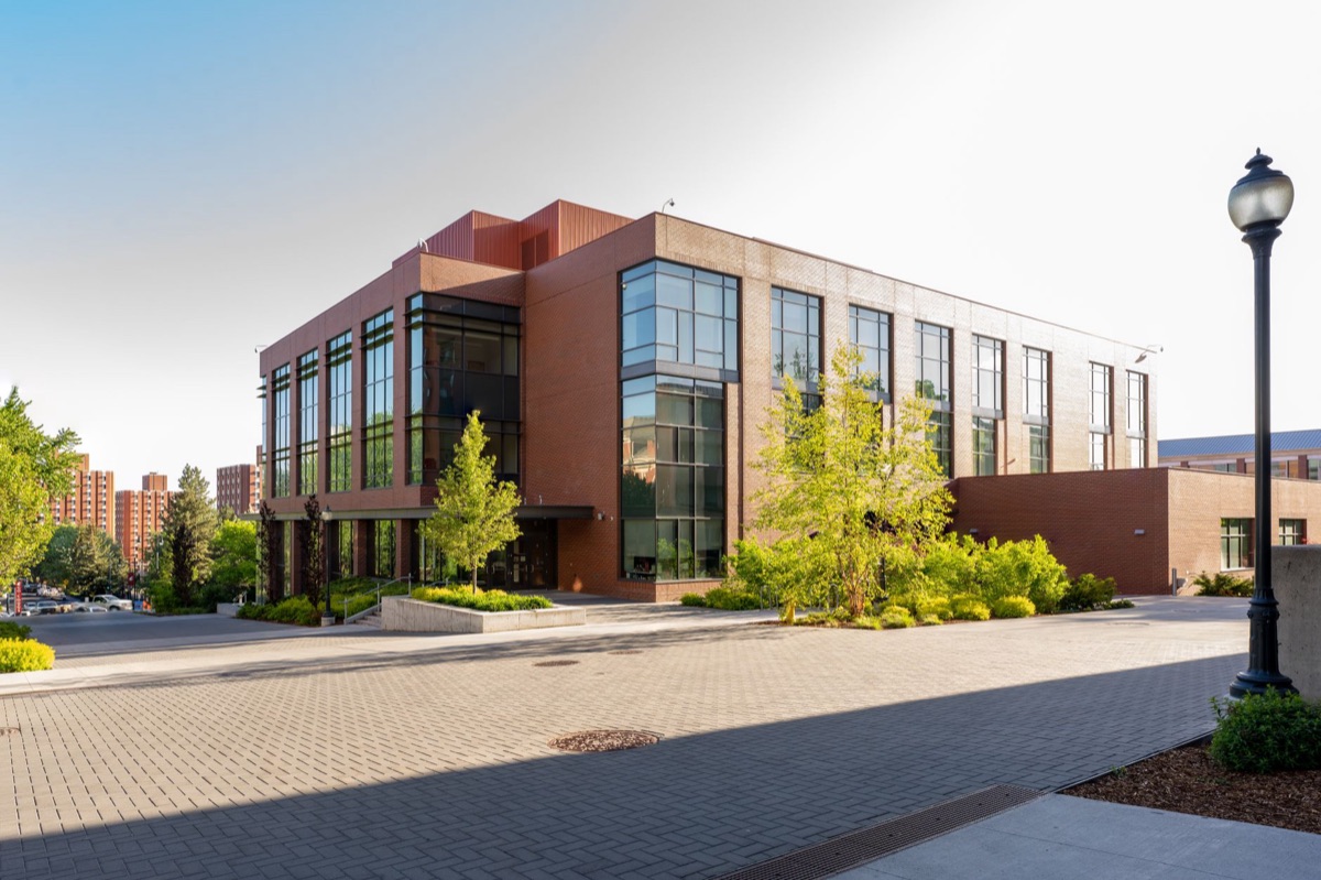 Moderne akademische Gebäude mit Glasfassade