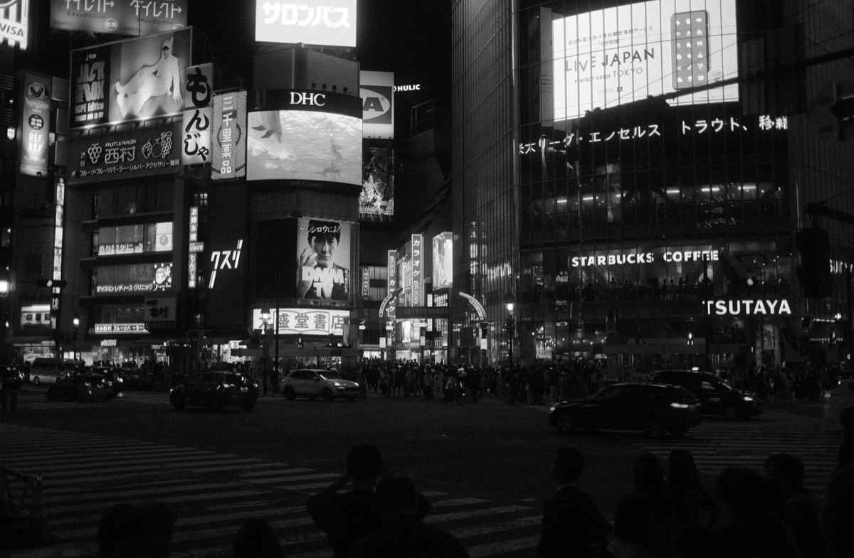 ハチコがシブヤ駅に立つ過去の写真