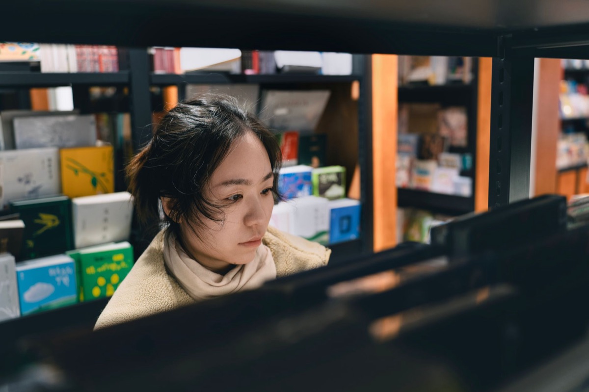 window de librería en Tokio con carteles de literatura