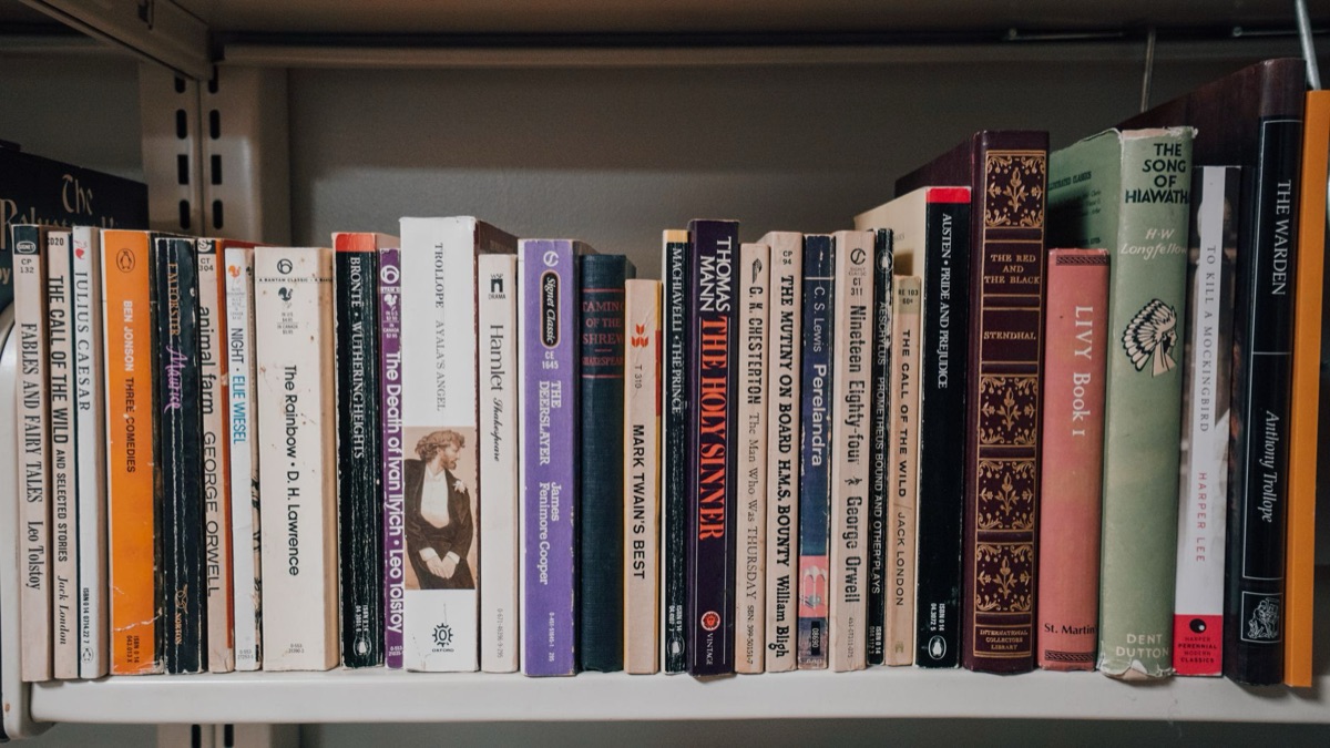 étagère de livres japonais