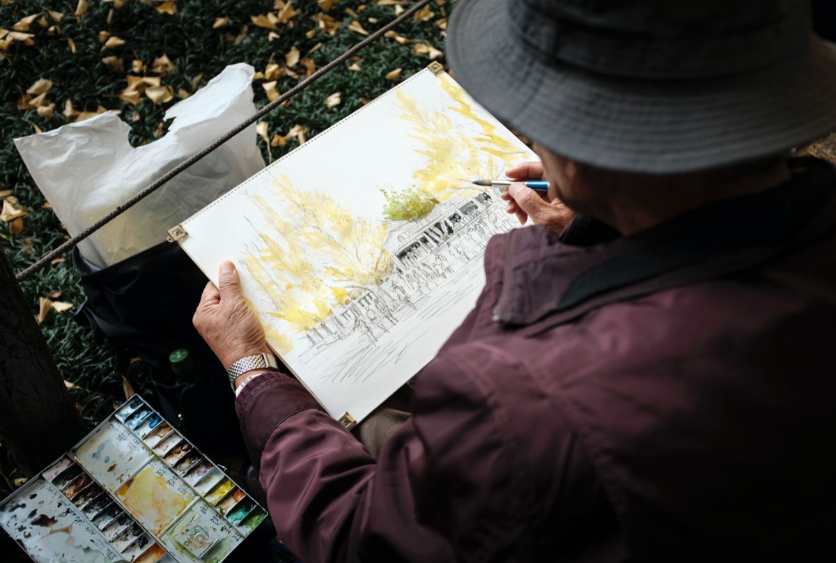 東京の街角でアーティストが壁画を描いている様子