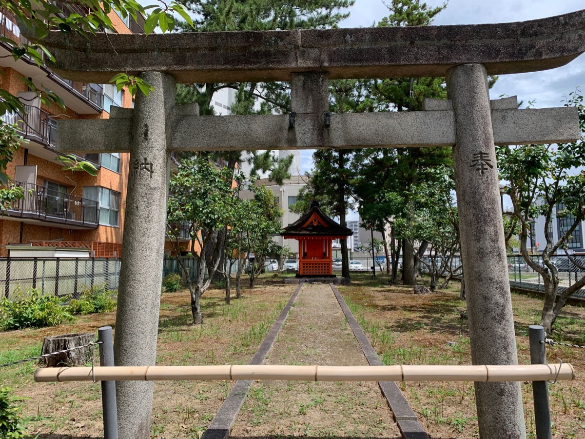 shrine com graffiti em tokyo