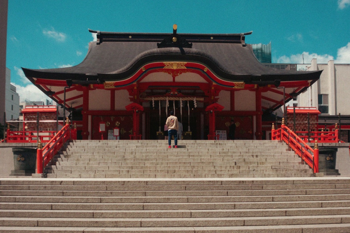 shrine e tokio e prédios modernos