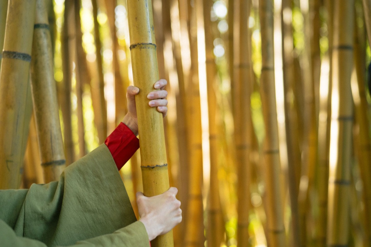 visitante en onsen con kimonos y palo de bambú