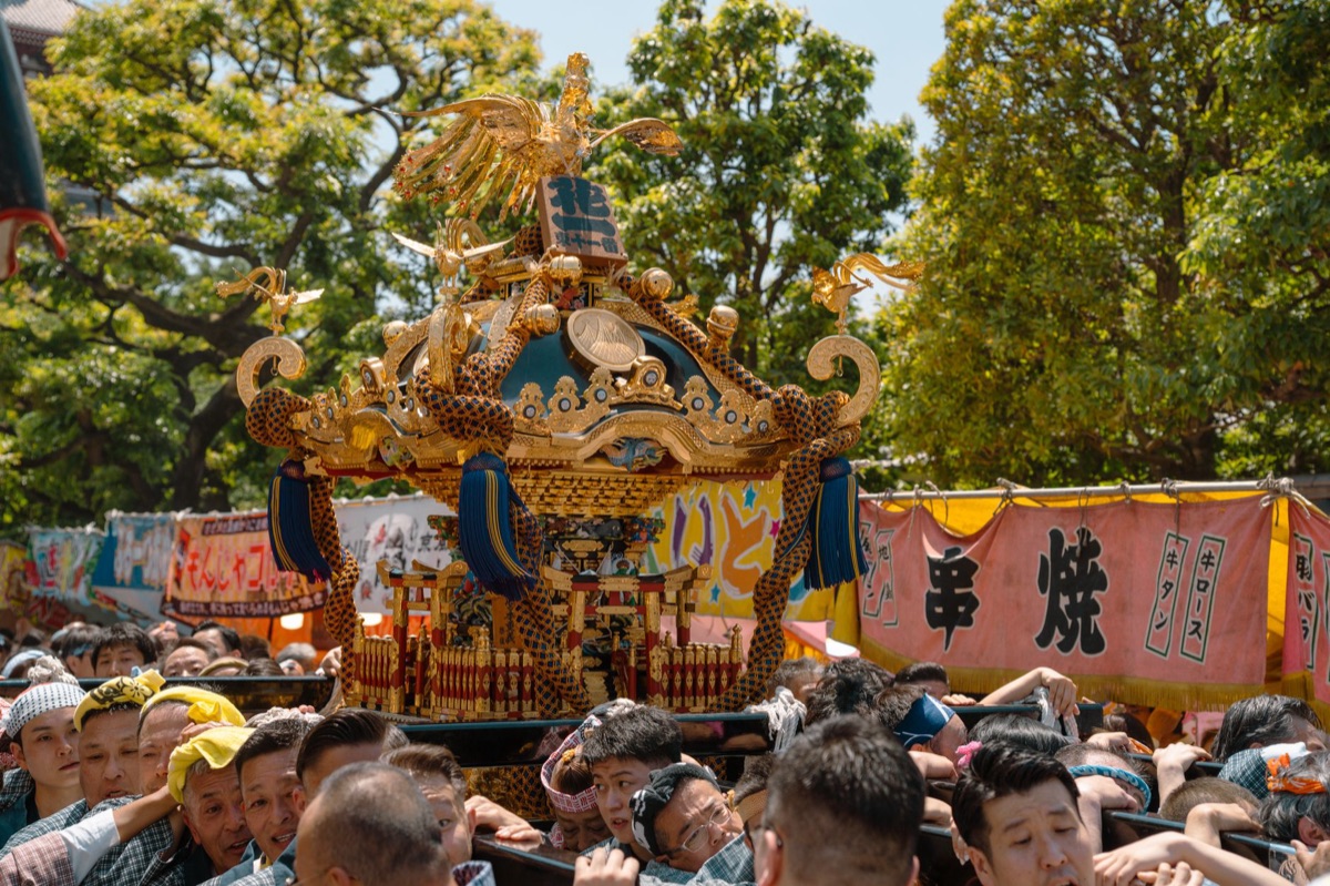 résident local à un festival de shrine