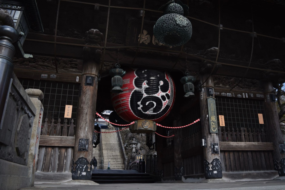 神社入口の紙掲示板