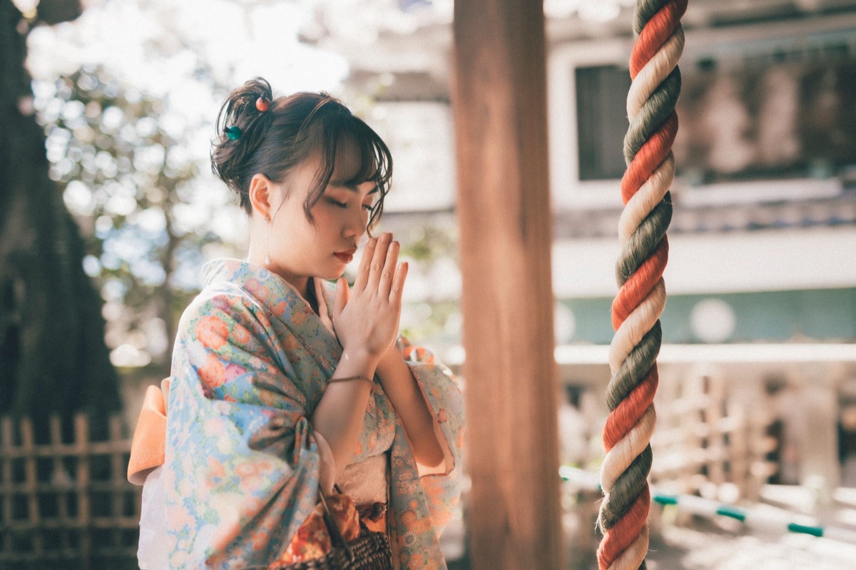shrine maiden in white kimono