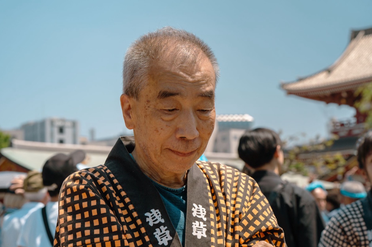 pessoa local vestindo kimono em templo