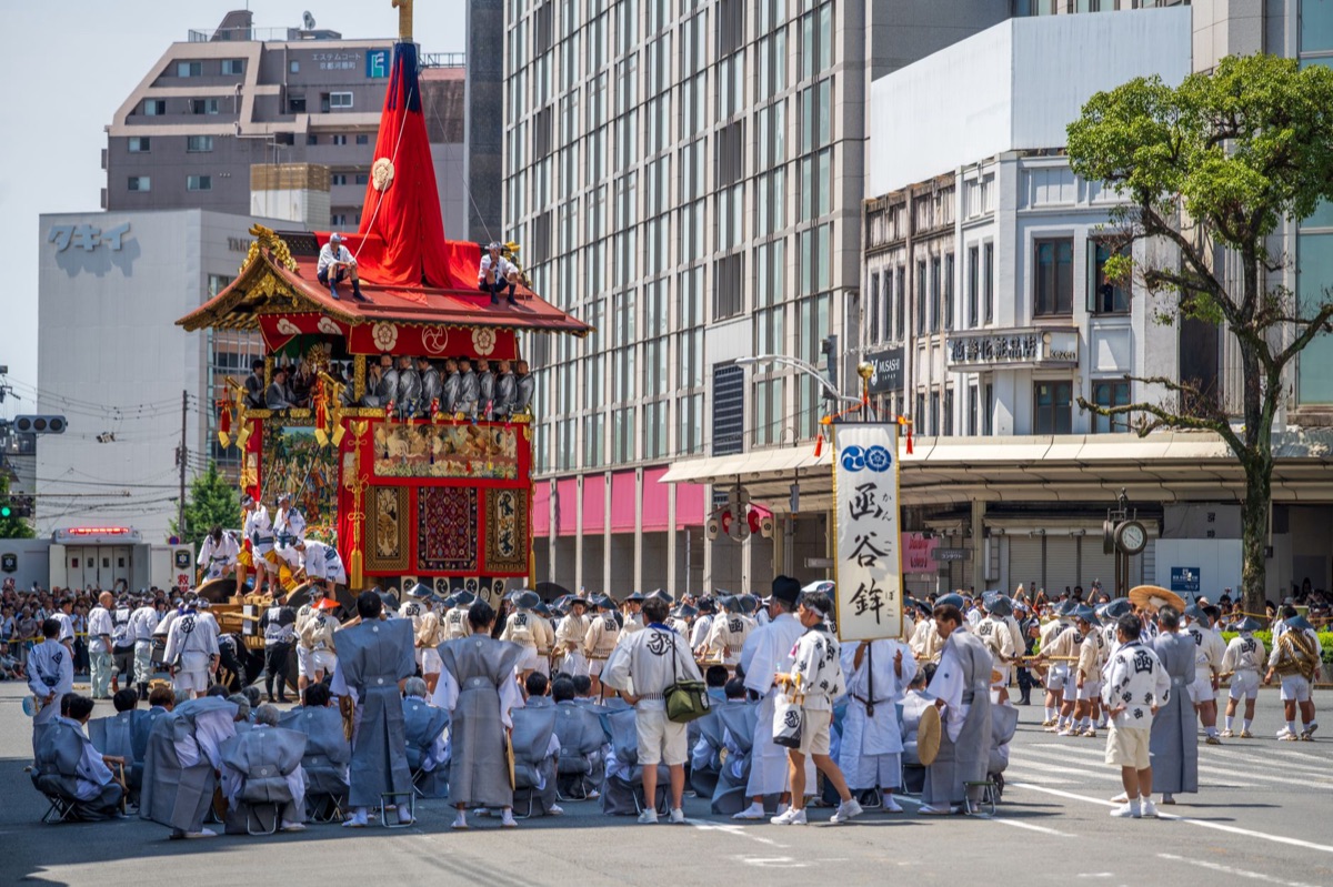 日本祭典的裝飾性花車