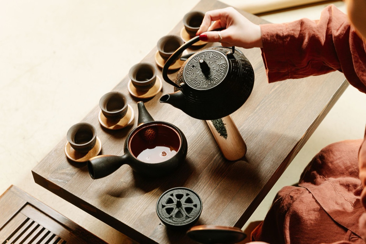 Pétals de cerisiers sur un plateau avec tasse du thé traditionnel