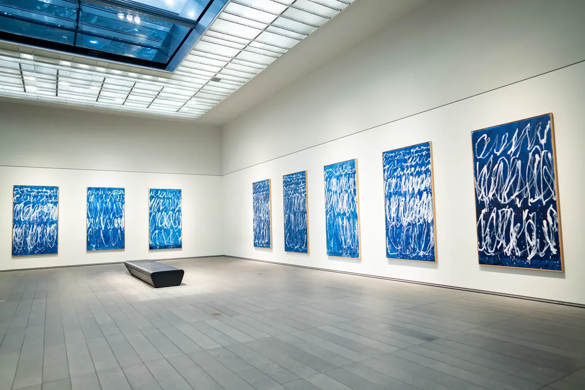 広い現代芸術美術館で、ブルーの抽象画のコレクションが展示されている