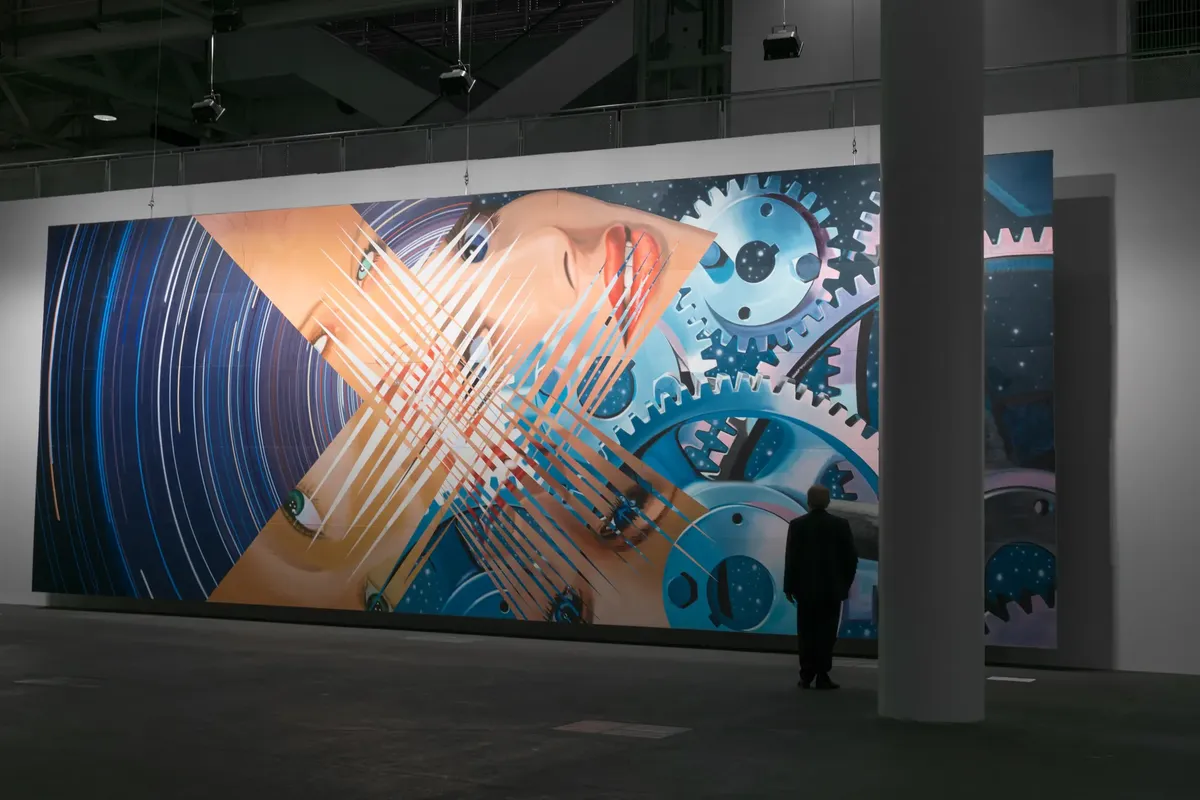 巨大な未来主義的な作品で、ギアと顔が contemporary gallery setting に描かれた
