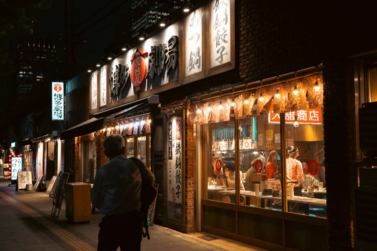ristorante a Tokyo con vetrina in cartone e atmosfera autentica