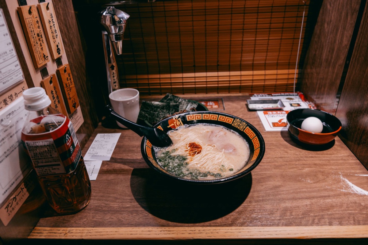restaurante local em rua de tokio