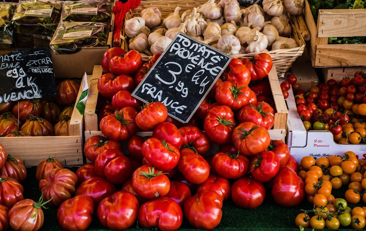 tomatoes, garlic, greens, market, outdoor, vegetables, food, fresh, healthy, red, harvest, delicious, groceries, agriculture, vegetarian, shopping, french cultu