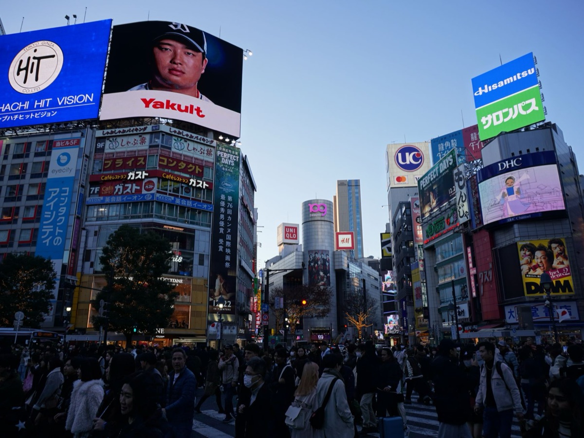 Die berühmte Shibuya-Kreuzung in Tokio