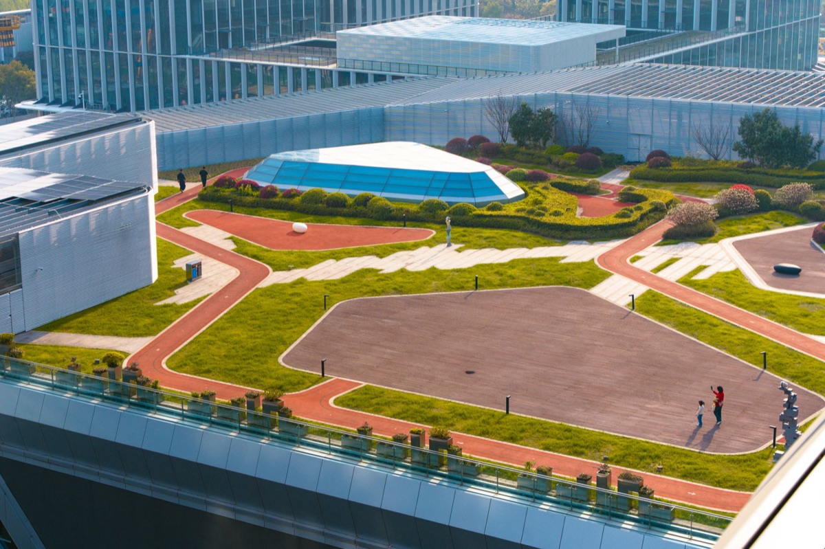 宮下パークの都会的な公園風景