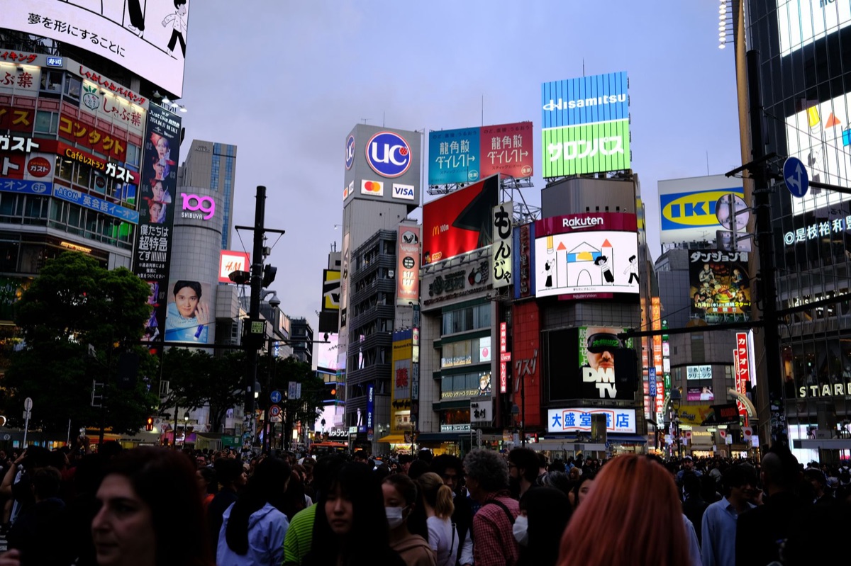 Parque Miyashita em Shibuya com áreas verdes e arquitetura moderna